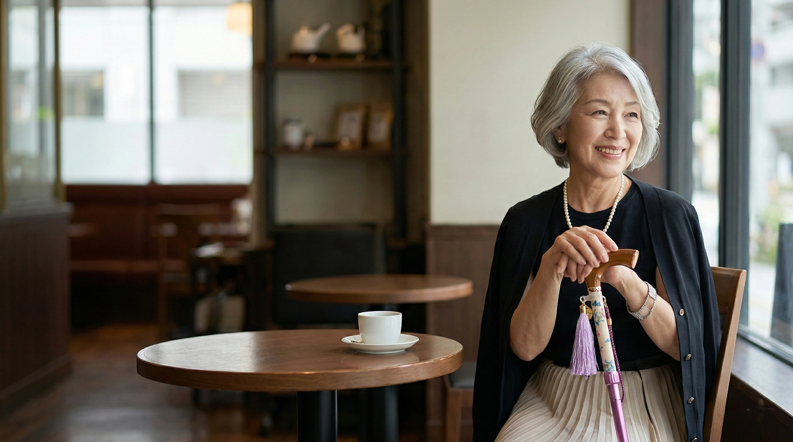 おしゃれ　杖・おしゃれ杖　BON BON STICK　メインビジュアル 軽量設計のおしゃれな杖 スタイリング例2