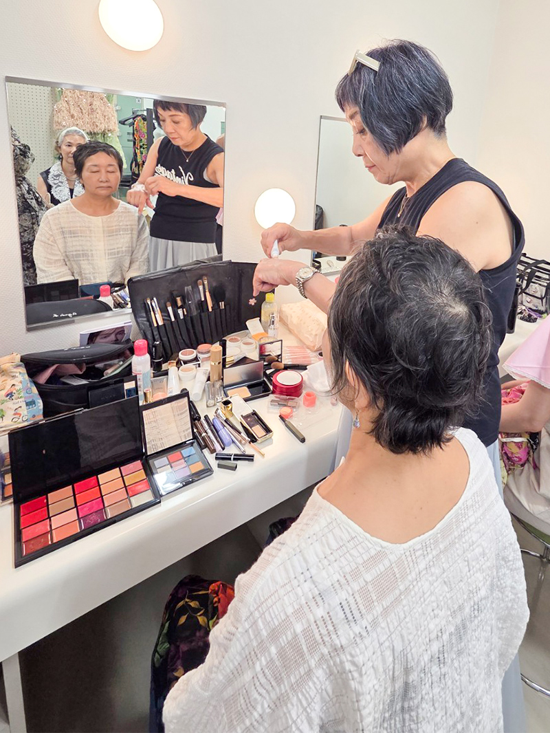ヘアメイクの様子 1