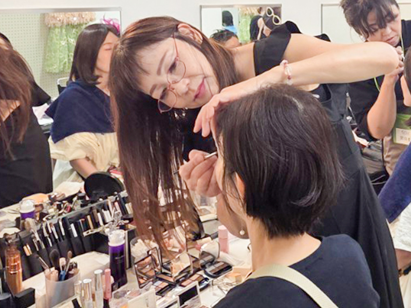 ヘアメイクの様子 5