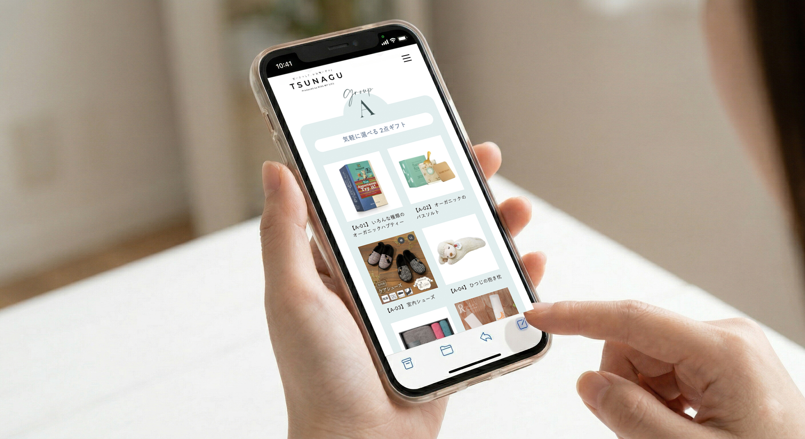 専用カタログサイトでお好みのアイテムを選んでいる様子。