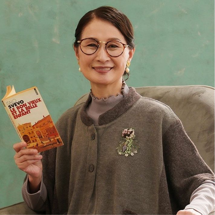 切替えニットソー肩掛け ブローチ付き